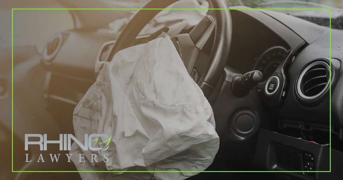 ¿Es responsable la compañía de automóviles si los airbags no se despliegan?