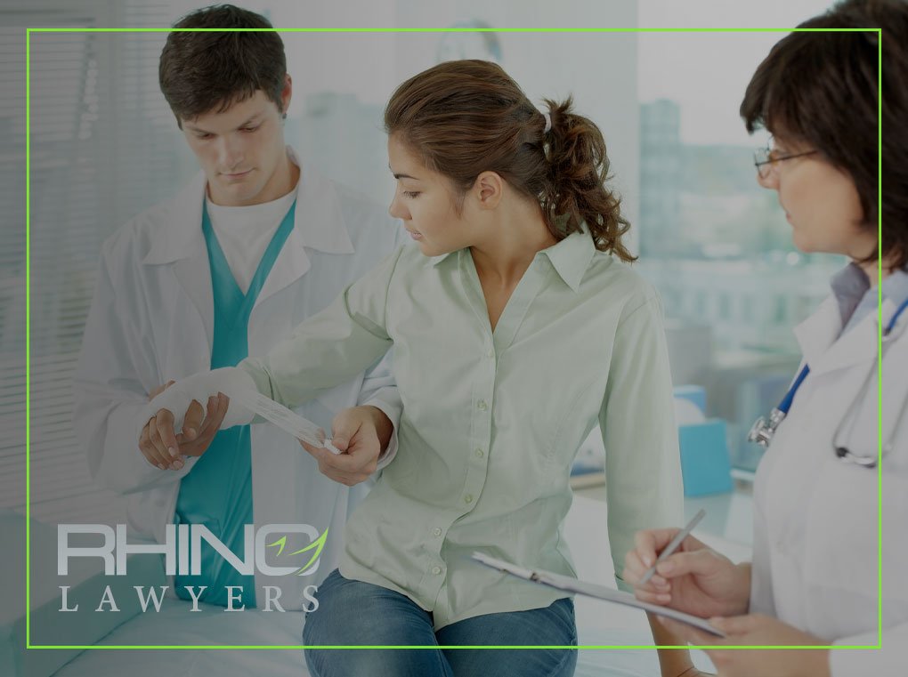 ¿Debe terminar el tratamiento médico antes de recibir una indemnización por lesiones?