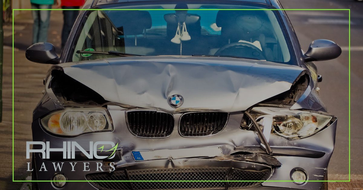 ¿Qué debe hacer si es atropellado mientras conduce el coche de otra persona?