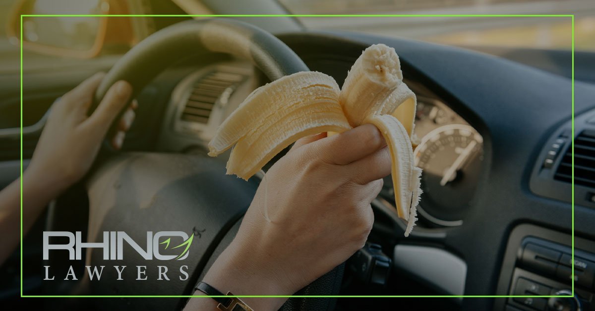 ¿Es ilegal comer mientras se conduce en Florida?