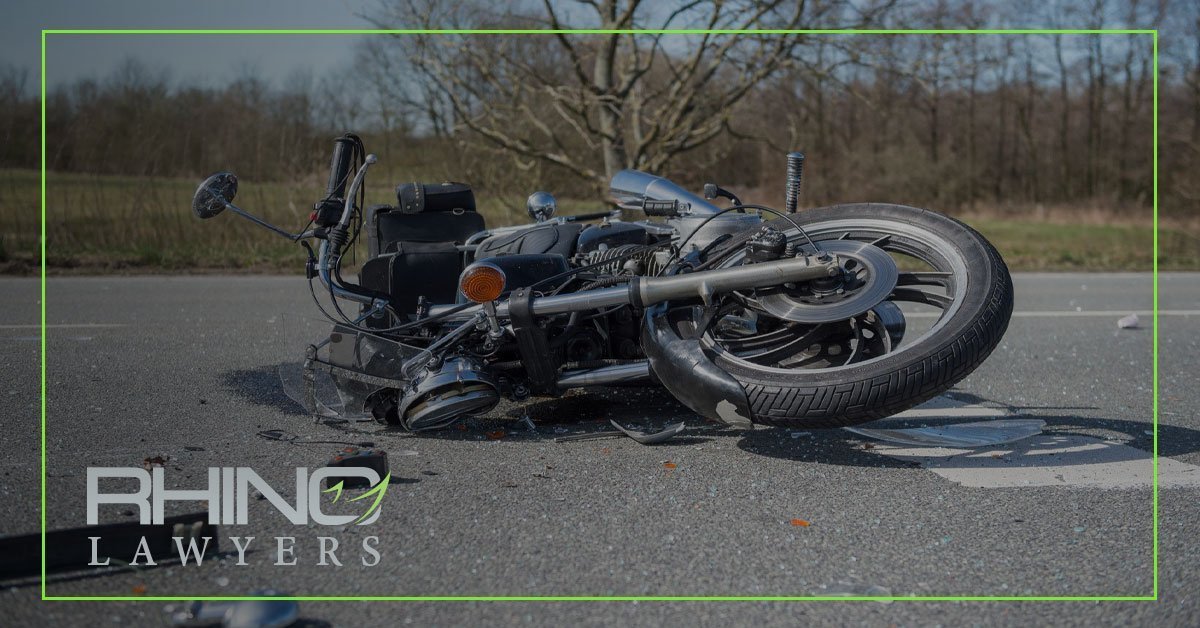 ¿Tengo que llevar casco para que me indemnicen por un accidente de moto?