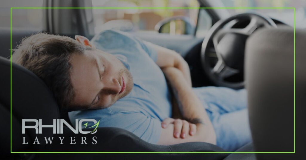 ¿Me pueden multar por conducir ebrio por dormir la mona en el coche?