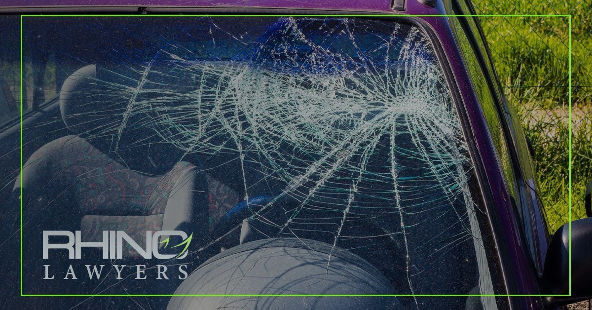 ¿Quién es responsable si mi coche es golpeado por un objeto de otro vehículo?