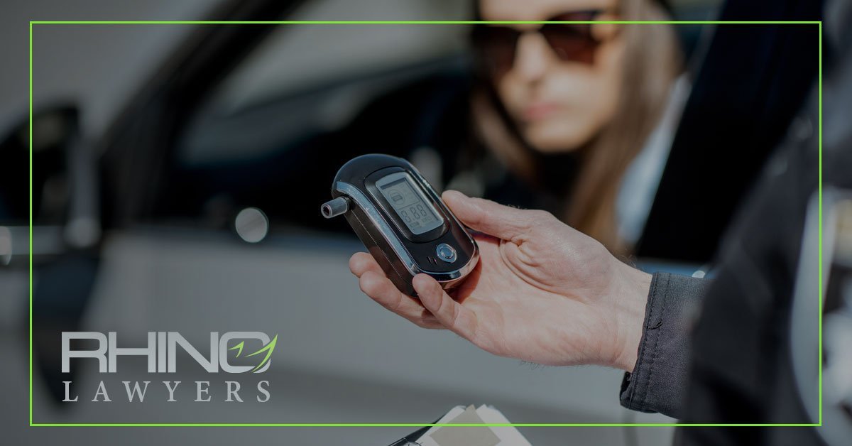 ¿Es un DUI con un menor en el coche automáticamente un delito grave en Florida?