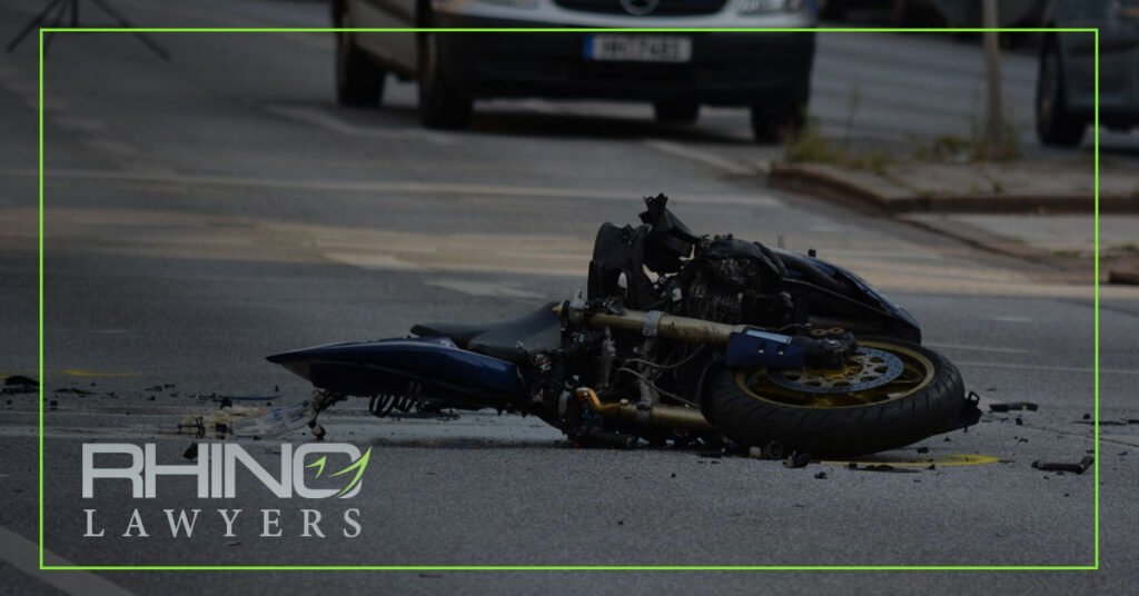 ¿Se puede reclamar por los peligros de la carretera que causaron un accidente de moto?