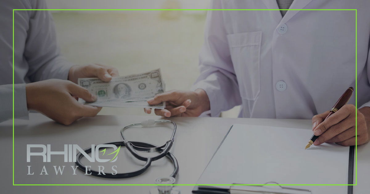 Cómo detectar las señales de alerta del fraude en la atención médica administrada en su correduría