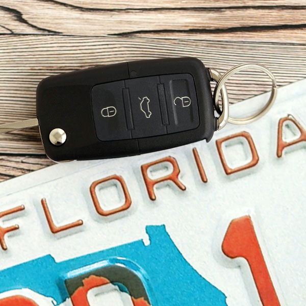 RHINO Lawyers alerta a los conductores de Florida sobre las nuevas regulaciones relativas a los marcos de matrícula para evitar multas costosas.