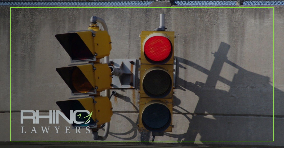 ¿Se puede impugnar una multa por saltarse un semáforo en rojo en Florida?